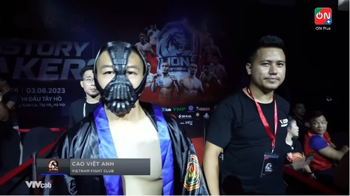 Võ sĩ MMA cosplay như trong phim Batman, chào sân cực ngầu nhưng cuối cùng nhận cái kết đắng