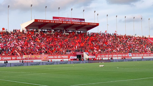 Sân Lạch Tray cực đẹp trong ngày ĐT Việt Nam thắng Hong Kong, CĐV lại đem sân Mỹ Đình ra so sánh