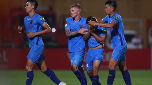 Sau 9 năm bị cấm thi đấu, cựu tuyển thủ Việt Nam ghi bàn đầu tiên ở V-League, bật khóc nức nở vì quá xúc động