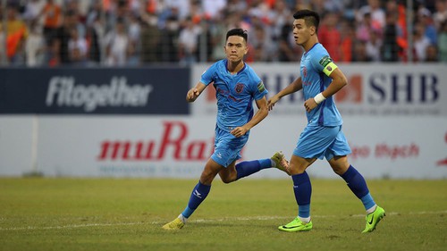 Hàng công 'hoàn cảnh' thử tài HLV Troussier