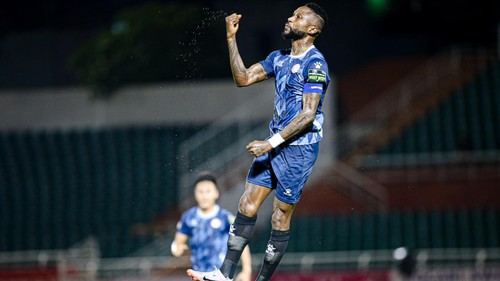 Hoàng Vũ Samson sút xa khó tin tung lưới SLNA, ghi bàn đẹp nhất vòng 11 V-League