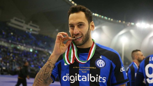 Hakan Calhanoglu: Chờ đợi lịch sử ở quê nhà
