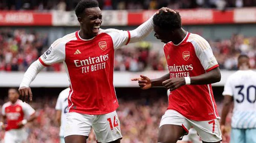 Saka vẽ siêu phẩm giúp Arsenal giành trọn 3 điểm ngày ra quân