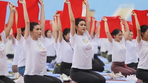 Dàn Hoa hậu, Á hậu cùng 5.000 người đồng diễn yoga, xếp hình lá cờ Tổ quốc