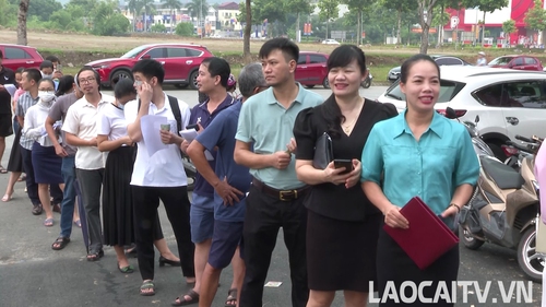 Khán giả xếp hàng từ 2h sáng, chờ mua vé xem VTV Cup tại Lào Cai