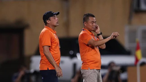 Lý do thực sự khiến tân HLV CAHN FC phải làm 'khán giả' trận tranh vô địch V-League dù vừa được bổ nhiệm 