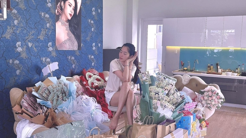 Nam Em được người hâm mộ tặng 'hoa tiền' sau một đêm, ai cũng ngưỡng mộ