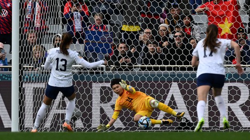 Đội tuyển nữ Mỹ trả giá vì những họng súng ẩm