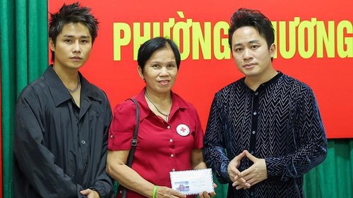 Sao Việt 15/9: Tùng Dương mang tặng hơn 300 triệu đồng cho nạn nhân vụ cháy chung cư mini, Siu Black xúc động trong đám cưới