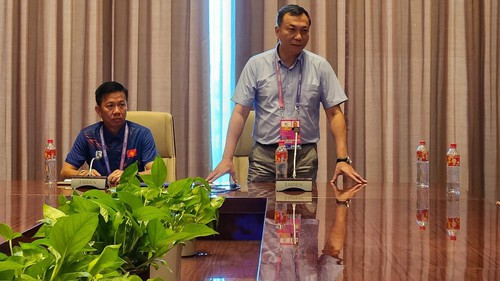 Chủ tịch VFF Trần Quốc Tuấn động viên thầy trò HLV Hoàng Anh Tuấn