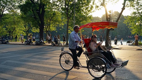 Bắc Bộ ngày nắng nhẹ, đêm có mưa dông