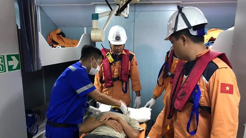 Cấp cứu ngư dân bị tai nạn trên vùng biển Trường Sa