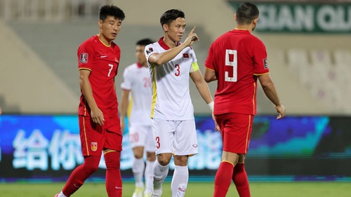 Quế Ngọc Hải hành động đặc biệt khi 'đàn em' ở ĐT Việt Nam mắc sai lầm trước ĐT Trung Quốc, fan khen 'đúng chất thủ lĩnh' 