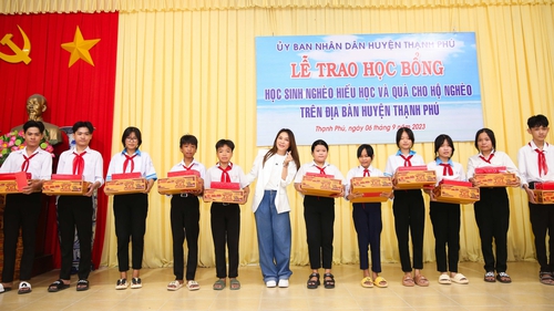 Mỹ Tâm trao 100 suất học bổng cho trẻ em nghèo hiếu học