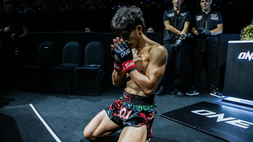 Nguyễn Trần Duy Nhất lật kèo để thắng nghẹt thở, đoạt đai vô địch và hàng trăm triệu tiền thưởng vào ngày cuối năm