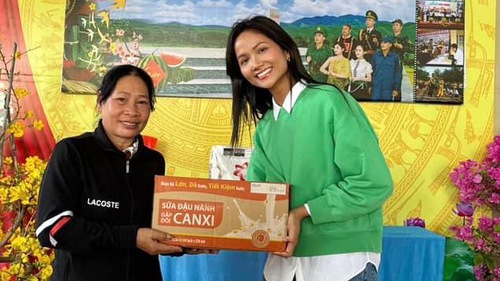 Gia đình H’Hen Niê trồng lúa tặng bà con vùng biên dịp Tết 