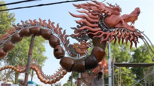 Độc đáo hai con rồng làm bằng lu, hũ ở Bình Dương