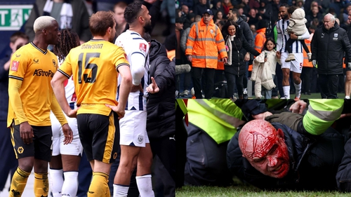 Bạo loạn ở FA Cup, cầu thủ phải ra khỏi sân để giải cứu người thân