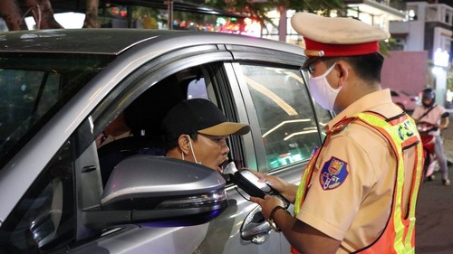 Cần tăng nặng mức xử phạt vi phạm nồng độ cồn khi điều khiển phương tiện