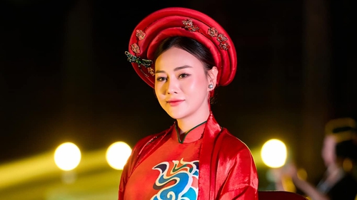 Phương Oanh 'bế' bụng bầu đôi đi diễn thời trang