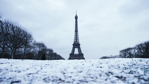 Tuyết phủ trắng xóa Paris, hàng ngàn xe bị mắc kẹt