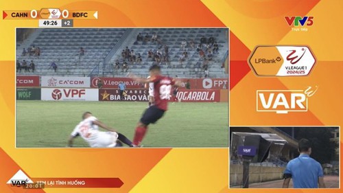 Cầu thủ CAHN FC thoát thẻ đỏ, ông Polking bảo vệ học trò, ông Hoàng Anh Tuấn nói 'quyết định là của trọng tài'