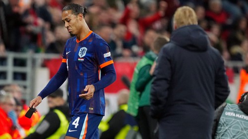 Van Dijk lĩnh thẻ đỏ, Hà Lan thoát thua ngoạn mục. Đức vững ngôi đầu