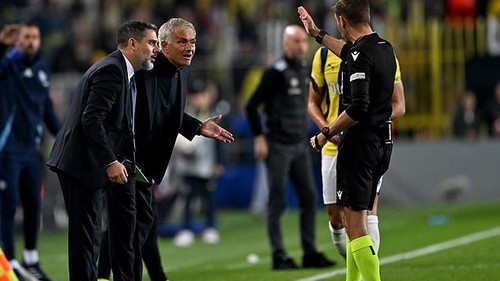 Mourinho mỉa mai trọng tài sau trận hòa MU, Scholes phải thốt lên 'phỏng vấn mà hay hơn cả trận đấu'