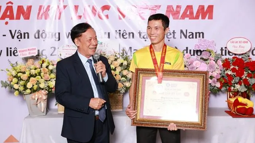 Người Việt Nam đầu tiên chạy half marathon trong 480 ngày liên tiếp được trao kỷ lục