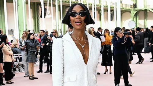 Naomi Campbell vẫn lên sàn diễn sau khi bị tố "ăn chặn" nhiều triệu USD tiền từ thiện