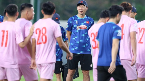 ‘Sao’ HAGL không ngại cạnh tranh vị trí với Quang Hải và Văn Toàn, nói lời thật lòng về HLV Kim Sang Sik