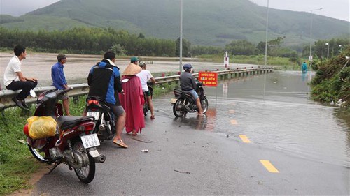 Nước lũ dâng cao nhiều nơi ở Quảng Ngãi bị ngập sâu, chia cắt