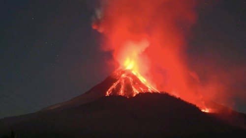 Indonesia: Núi lửa Dukono phun trào dẫn tới cảnh báo hàng không