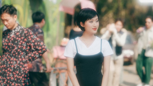 Nữ ca sĩ Xiri chào sân làng nhạc bằng MV "Chờ em lớn nhé" mang nét phim Châu Tinh Trì