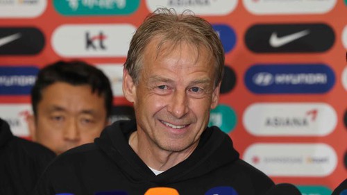 HLV Klinsmann lại có hành động gây phẫn nộ, chính trị gia Hàn Quốc kêu gọi sa thải