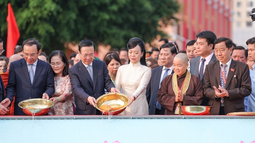 Chủ tịch nước Võ Văn Thưởng và Phu nhân cùng các kiều bào dâng hương, thả cá tại Bến Nhà Rồng