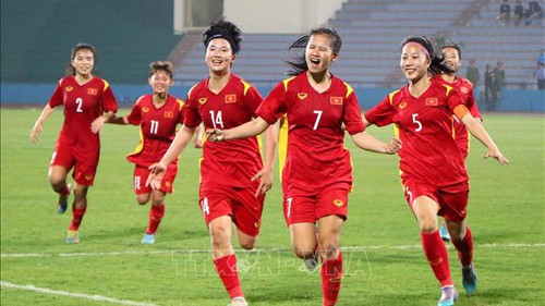 Thi đấu dưới mưa tuyết, đàn em Huỳnh Như ghi bàn vào lưới Uzbekistan, suýt thắng 2-1 khiến CĐV Đông Nam Á khen ngợi