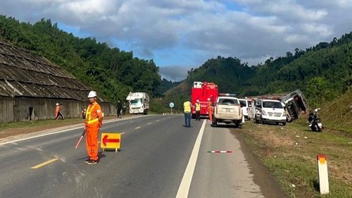 Lật xe đầu kéo, tài xế tử vong trên tuyến đường La Sơn - Hòa Liên