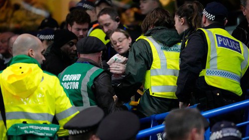Ăn mừng quá khích, CĐV rơi từ tầng hai khán đài trong trận đấu giữa Chelsea và Leeds