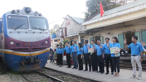 TP. HCM: Chuyến tàu mùa Xuân đưa công nhân về quê đón Tết đoàn viên