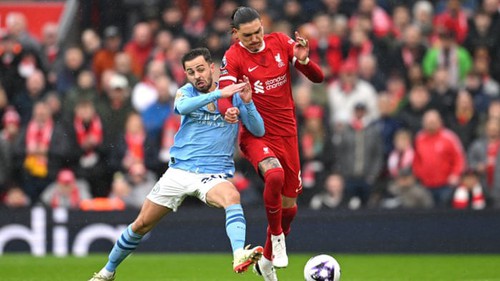 Đôi công nghẹt thở, Liverpool và Man City giúp Arsenal 'mừng thầm' sau trận đại chiến