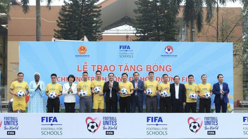 VFF tặng bóng FIFA cho học sinh Hà Nội