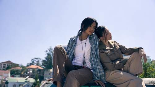 H'Hen Niê lái taxi, bốc vác trong MV mới của Hồ Quỳnh Hương 