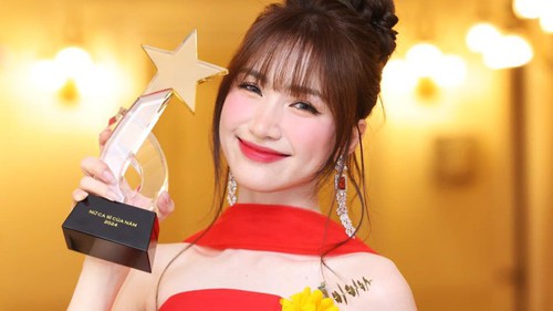 Vừa nhận giải Cống hiến, Hòa Minzy 'khao' fan đi ăn mừng ngay trong đêm