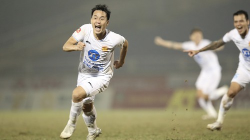 Vòng 12 Night Wolf V-League 2023/24: Nam Định vô địch lượt đi, Quang Hải cứu thua cho CAHN