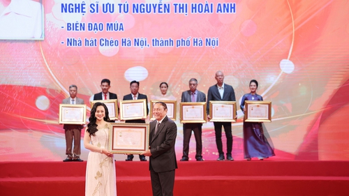 Hoài Anh xúc động nhận danh hiệu NSƯT sau 32 năm theo nghề múa