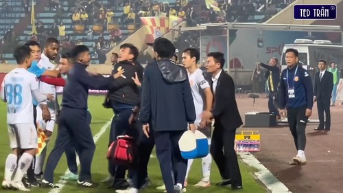 ‘Máy chạy’ của ĐT Việt Nam và BHL đội đầu bảng V-League phản ứng quyết liệt về thẻ vàng ở cuối trận