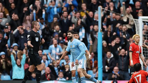 Haaland tìm lại niềm vui ghi bàn, Man City thắng đậm Luton Town