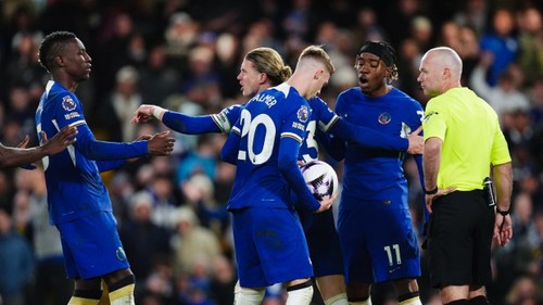 HLV Pochettino giận dữ, gọi cầu thủ Chelsea là 'đồ trẻ con' vì giành nhau đá phạt đền