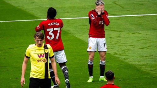 Onana mắc sai lầm như Quan Văn Chuẩn, MU đánh rơi chiến thắng trước Burnley